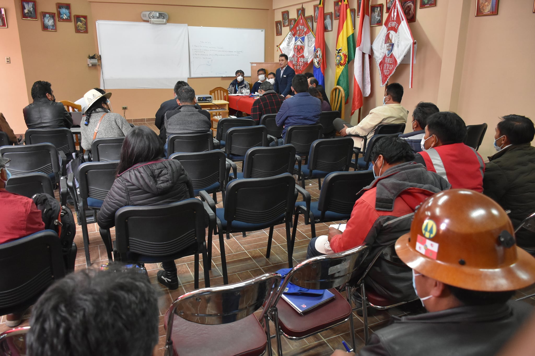 Ministerio e instituciones de Potosí coordinan acciones para preservar el Cerro Rico
