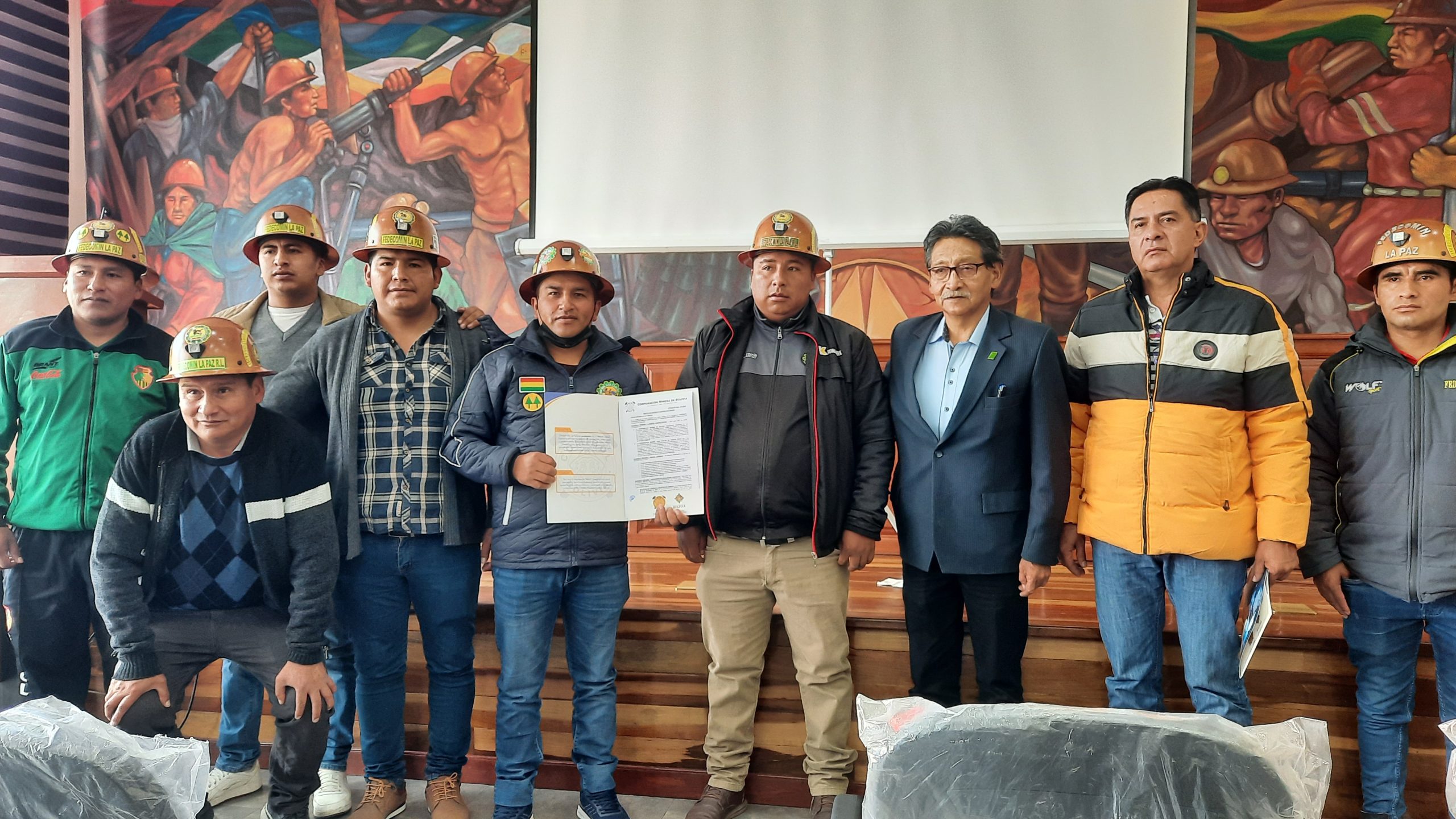 La Cooperativa Minera «San Carlos de Cebadapata» R.L. firmó contrato con COMIBOL